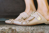 Zapato de cuero nude con flecos y hebillas doradas Sara Nude - Pia Martini Chile