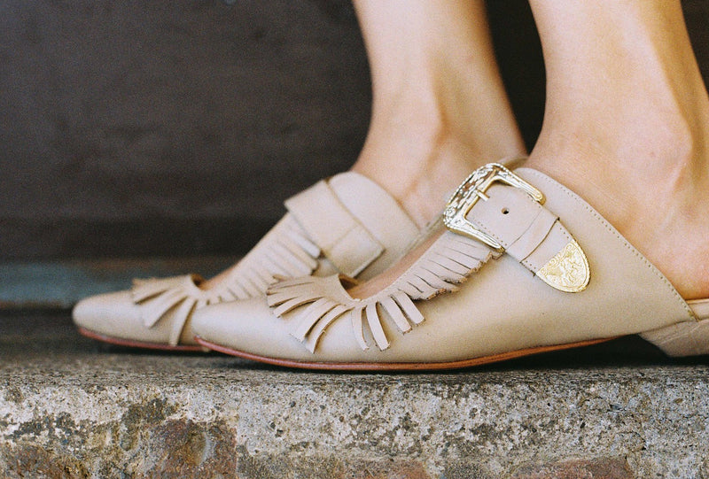 Zapato de cuero nude con flecos y hebillas doradas Sara Nude - Pia Martini Chile