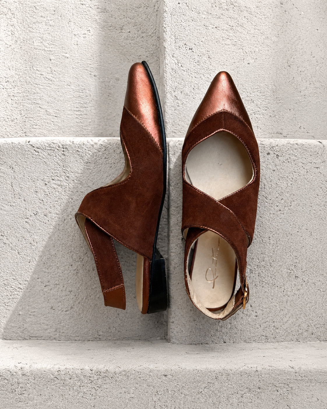 Zapato destalonado de cuero marrón cobre con hebilla Pau Marrón Cobre - Pia Martini Chile