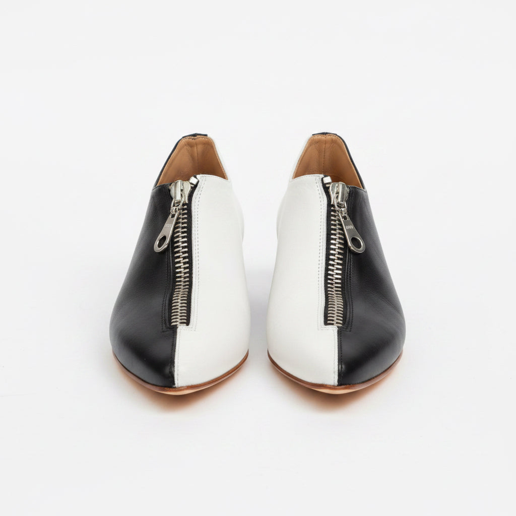 Zapato de cuero blanco y negro con cierre metálico Ray - Pia Martini Chile