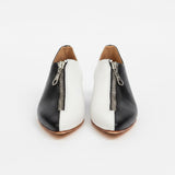 Zapato de cuero blanco y negro con cierre metálico Ray - Pia Martini Chile