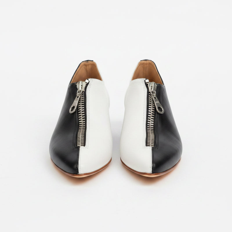 Zapato de cuero blanco y negro con cierre metálico Ray - Pia Martini Chile