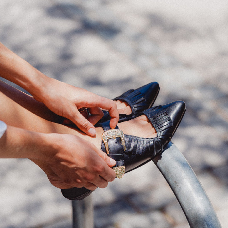 Zapato de cuero negro con flecos y hebillas doradas Sara Negro - Pia Martini Chile