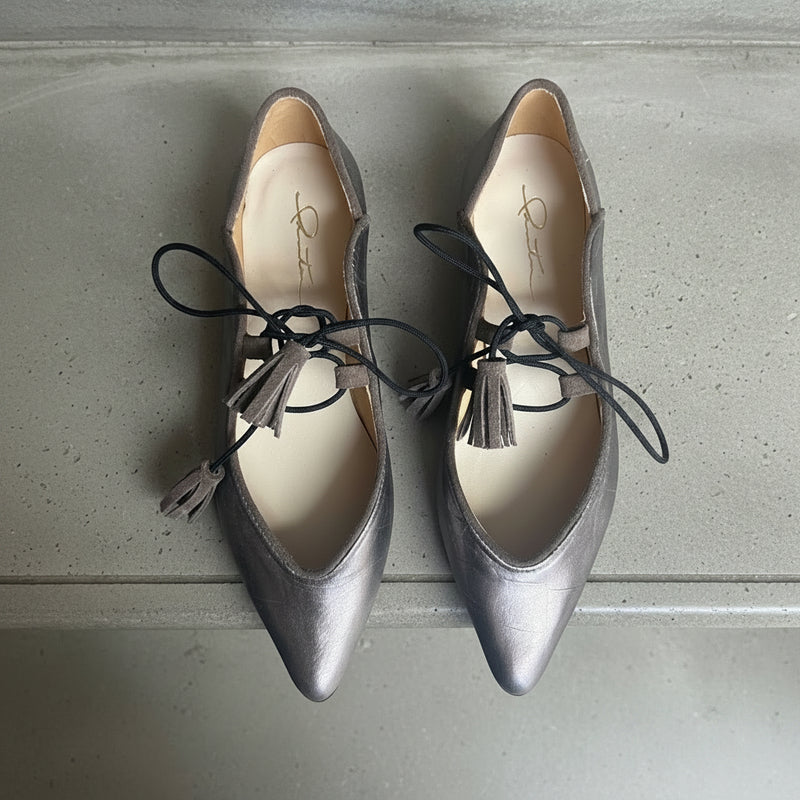 Zapato plano de cuero plateado con pompones Maja Plata - Pia Martini Chile