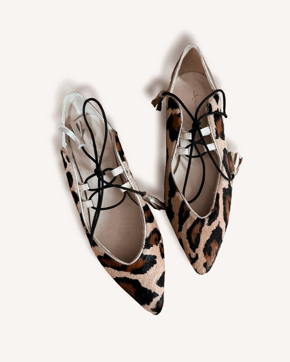 Zapato de cuero pelo animal print con pompones Maja Print - Pia Martini Chile