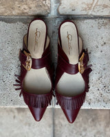 Zapato de cuero guinda con flecos y hebillas doradas Sara Guinda - Pia Martini Chile