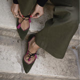 Zapato de cuero verde y guinda con pompones Maja - Pia Martini Chile