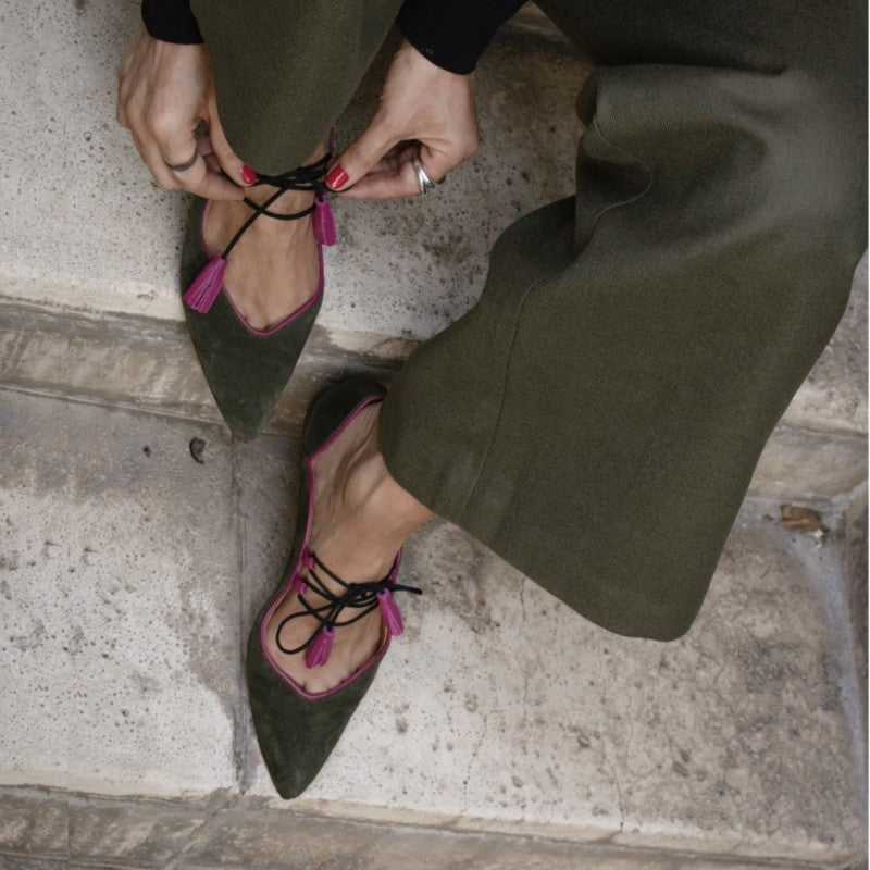 Zapato de cuero verde y guinda con pompones Maja - Pia Martini Chile