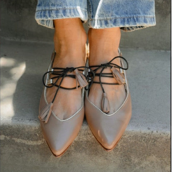 Zapato plano de cuero topo con pompones Maja Topo - Pia Martini Chile